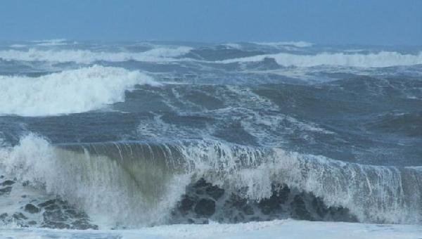 MARINHA EMITE ALERTA PARA ONDAS DE ATÉ 2,5 METROS DE ALTURA AO NORTE DE ILHÉUS