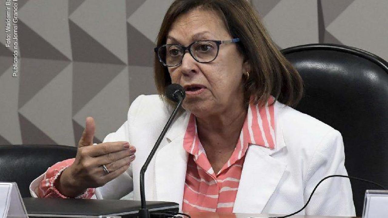 "SABEMOS QUE O PROFESSOR NÃO RECEBE O ADEQUADO", AFIRMA LÍDICE.