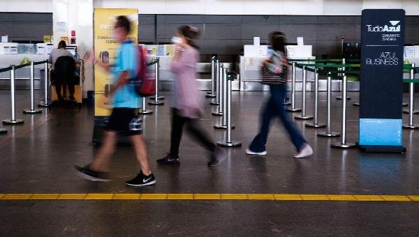 APÓS 3 MESES, ANVISA DECIDE QUE USO DE MÁSCARAS VOLTA A SER OBRIGATÓRIO EM AEROPORTOS E AVIÕES NO BRASIL