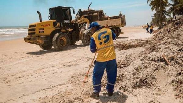 PREFEITURA DE ILHÉUS RECEBE APOIO DA ATIL PARA LIMPEZA E RETIRADA DE BARONESAS DAS PRAIAS