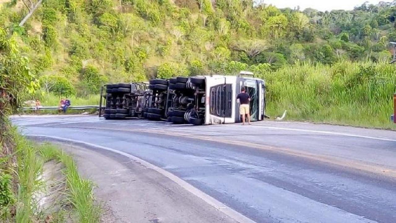 ITABELA: VEÍCULO CARREGADO COM DIESEL TOMBA NA BR-101; 40 MIL LITROS ESCOARAM