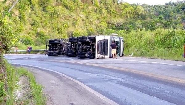 ITABELA: VEÍCULO CARREGADO COM DIESEL TOMBA NA BR-101; 40 MIL LITROS ESCOARAM