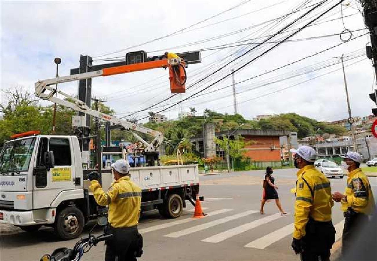 PREFEITURA DE ILHÉUS INICIA MANUTENÇÃO DOS SEMÁFOROS DA CIDADE