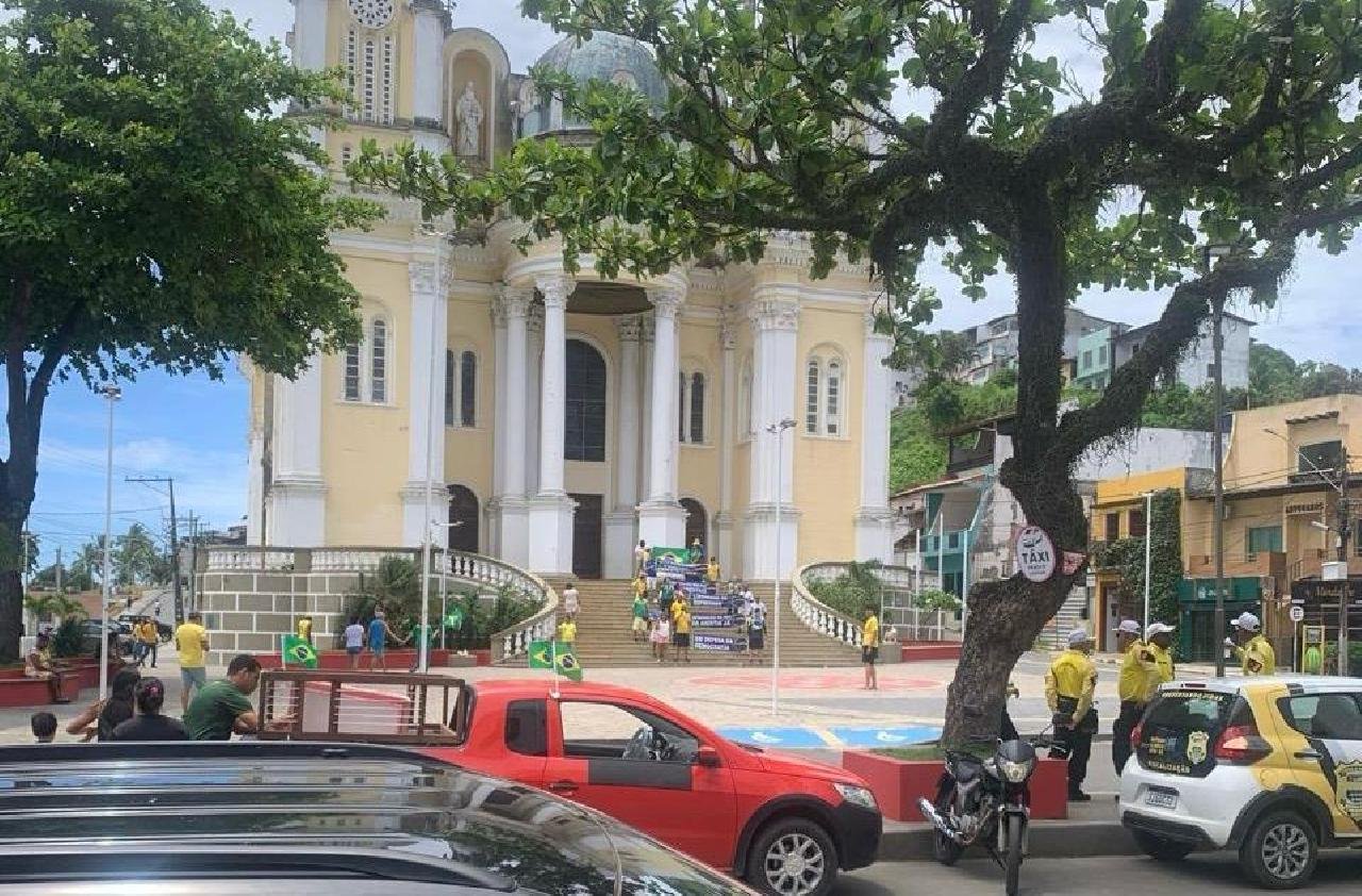 CAMINHADA PELA DEMOCRACIA EM ILHÉUS FRACASSA E VIRA ALVO DE ZOMBARIAS