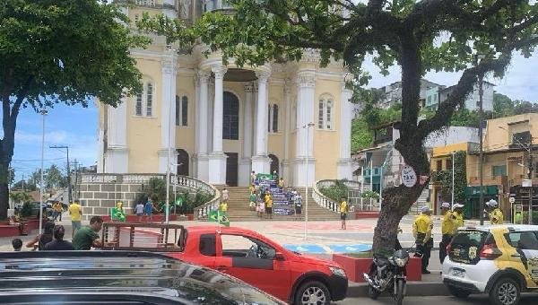 CAMINHADA PELA DEMOCRACIA EM ILHÉUS FRACASSA E VIRA ALVO DE ZOMBARIAS