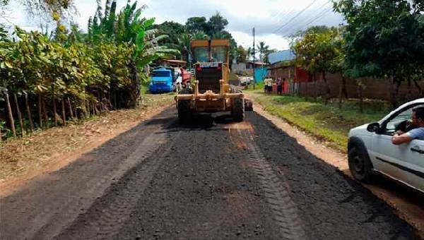 BR-251: TRECHO DO COUTO AO SANTO ANTÔNIO RECEBE MANUTENÇÃO ASFÁLTICA 