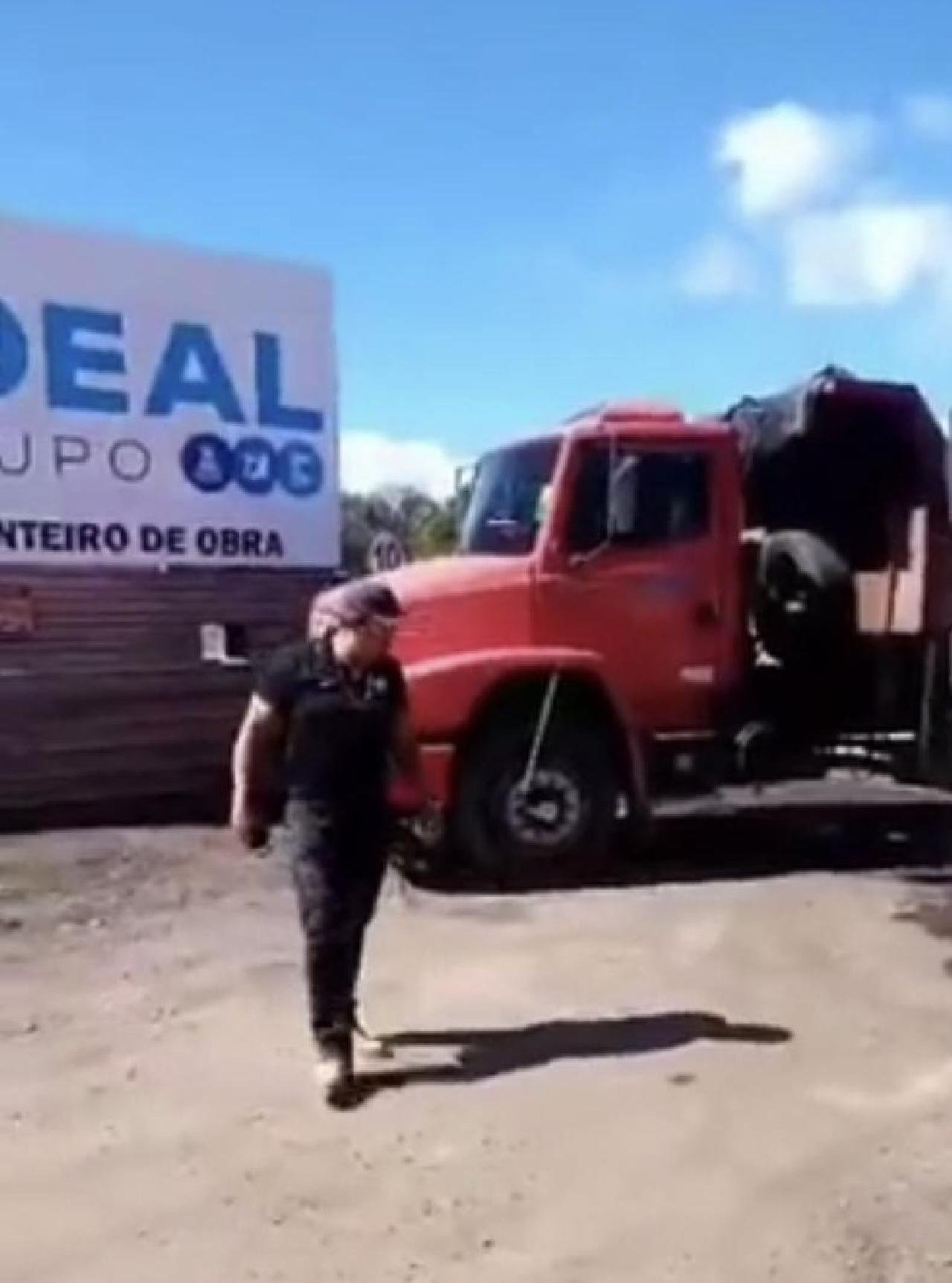 TRABALHADORES FAZEM PROTESTO EM FRENTE À EMPRESA RESPONSÁVEL POR OBRAS DAS ZONAS NORTE E SUL