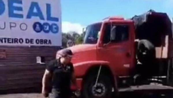 TRABALHADORES FAZEM PROTESTO EM FRENTE À EMPRESA RESPONSÁVEL POR OBRAS DAS ZONAS NORTE E SUL