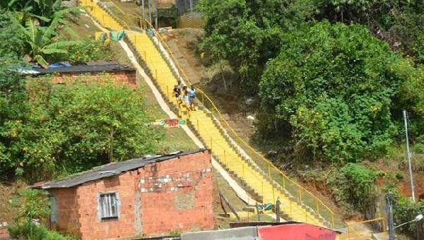 PREFEITO MÁRIO ALEXANDRE ENTREGA ESCADARIAS NO ALTO BELA VISTA E PRAÇA NA COMUNIDADE DO PARAGUAI