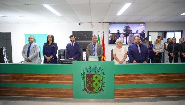 PREFEITO VALDERICO JUNIOR PRESTIGIA SESSÃO DE ABERTURA DOS TRABALHOS DA CÂMARA DE VEREADORES DE ILHÉUS