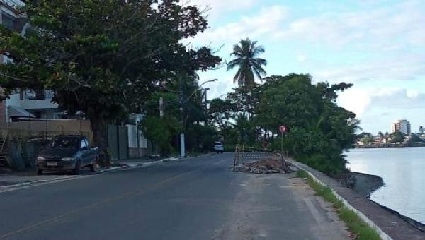 PARTE DE ASFALTO AFUNDA E AVENIDA É INTERDITADA PARCIALMENTE NO CENTRO DE ILHÉUS