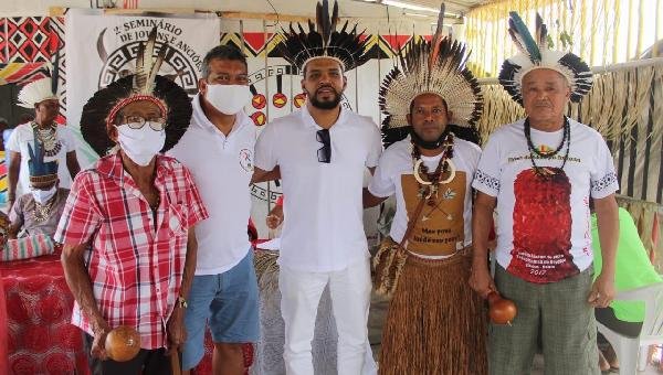 PRESIDENTE DA CÂMARA É RECEBIDO COM FESTA PELOS TUPINAMBÁS EM ILHÉUS  