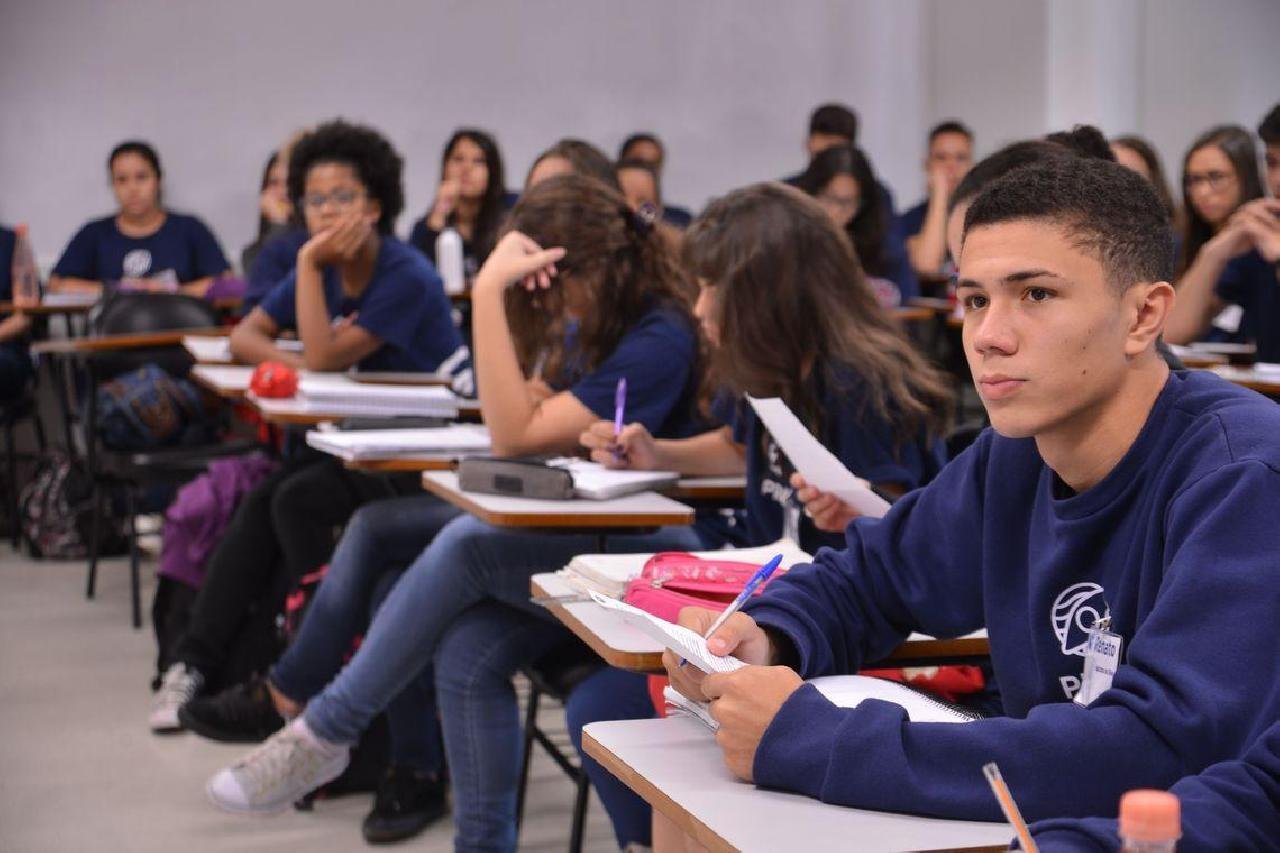 MENINAS VÃO MELHOR EM LEITURA E MENINOS, EM MATEMÁTICA