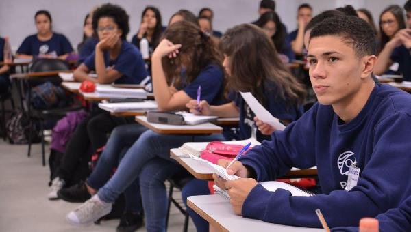 MENINAS VÃO MELHOR EM LEITURA E MENINOS, EM MATEMÁTICA