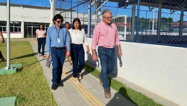 SECRETÁRIA ADÉLIA PINHEIRO VISTORIA ESCOLAS ATINGIDAS PELA CHUVA EM ILHÉUS 