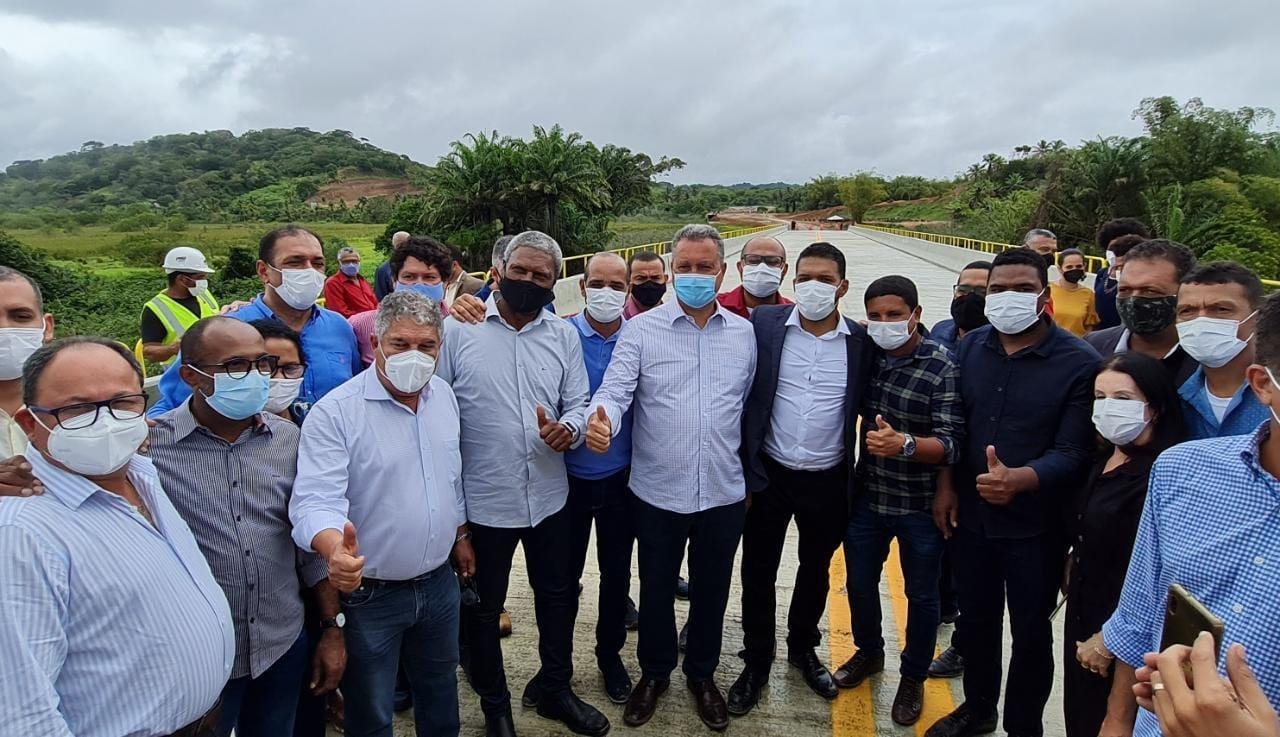 AO LADO DO GOVERNADOR DA BAHIA E DO PREFEITO DE ILHÉUS, VEREADORES PARTICIPAM DE ENTREGA DA NOVA PONTE SOBRE O RIO ALMADA EM ILHEUS.