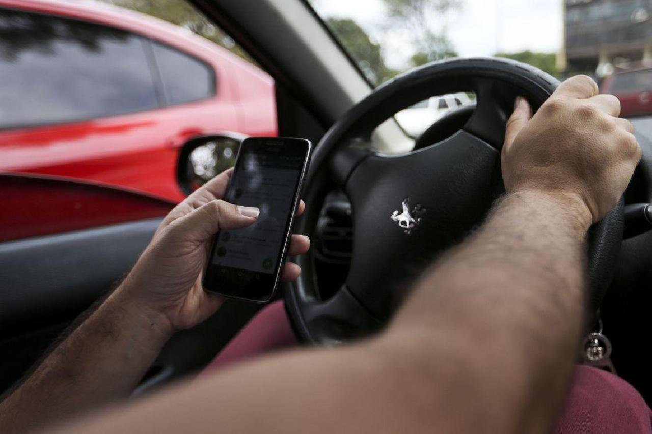 UM EM CADA CINCO BRASILEIROS USAM O CELULAR ENQUANTO DIRIGE