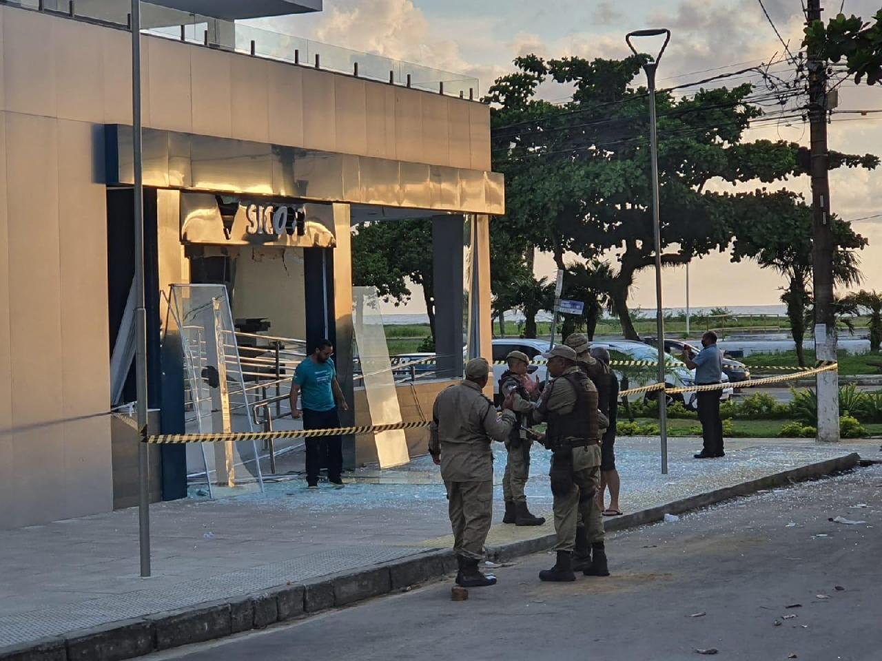 ILHÉUS: BANDIDOS EXPLODEM AGÊNCIA DA SICOOB NA AVENIDA SOARES LOPES