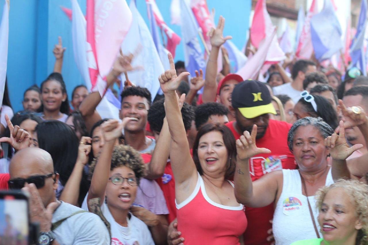 ADÉLIA FAZ CAMINHADA PELAS RUAS DO SALOBRINHO EM ILHÉUS