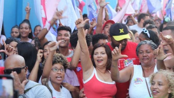 ADÉLIA FAZ CAMINHADA PELAS RUAS DO SALOBRINHO EM ILHÉUS