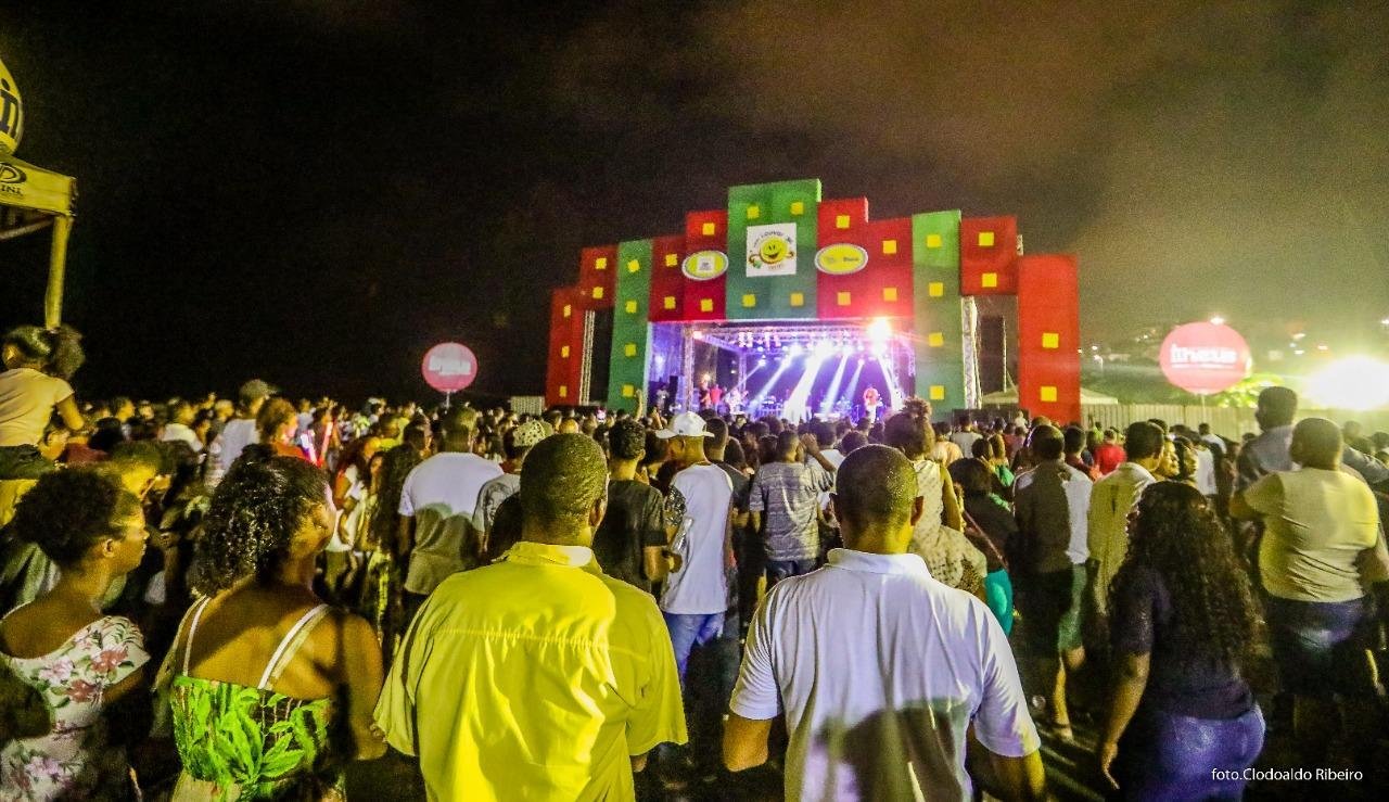 EVENTO DE LOUVOR E ADORAÇÃO REUNIU MILHARES DE PESSOAS NA AVENIDA SOARES LOPES