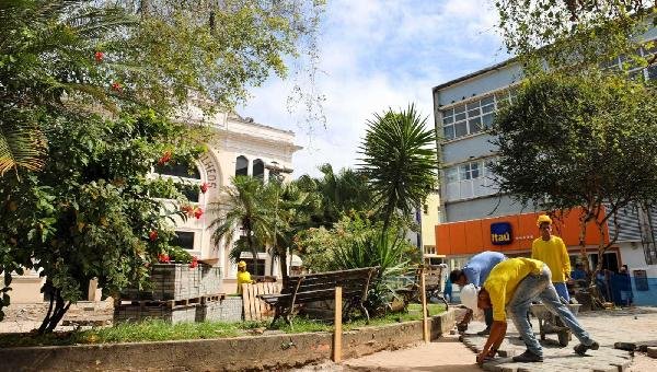 PRAÇA PEDRO MATTOS E TEATRO MUNICIPAL DE ILHÉUS PASSAM POR REQUALIFICAÇÃO COMPLETA 