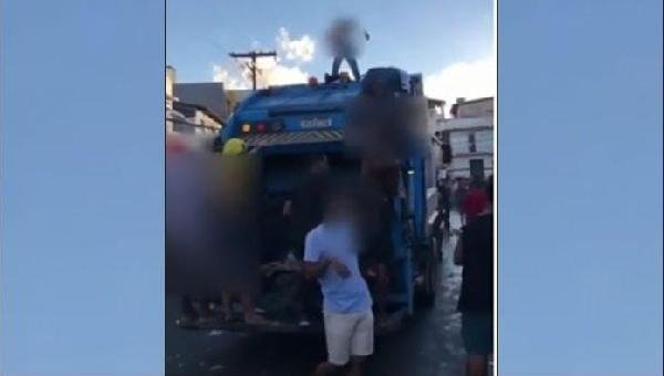 CAMINHÃO DO LIXO É UTILIZADO EM FESTA DO TIPO PAREDÃO EM SALVADOR