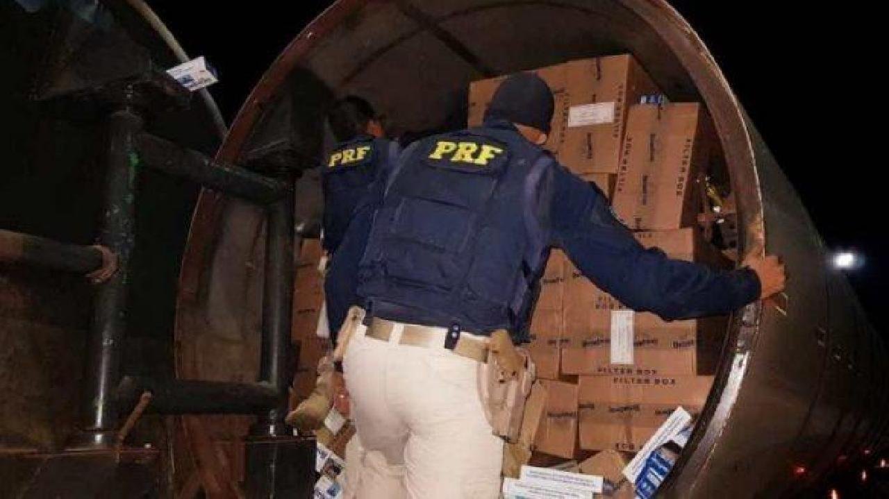 PRF APREENDE 250 MIL MAÇOS DE CIGARRO EM CAMINHÃO-TANQUE EM VITÓRIA DA CONQUISTA