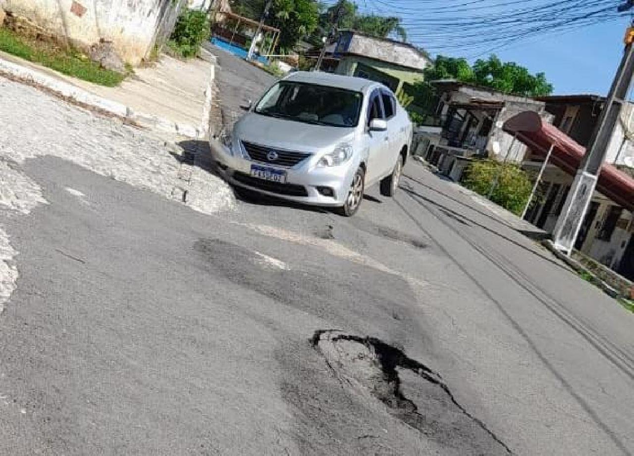 ASFALTO CEDE E CARRO FICA PRESO EM BURACO EM ILHÉUS 