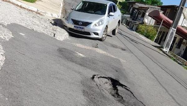 ASFALTO CEDE E CARRO FICA PRESO EM BURACO EM ILHÉUS 