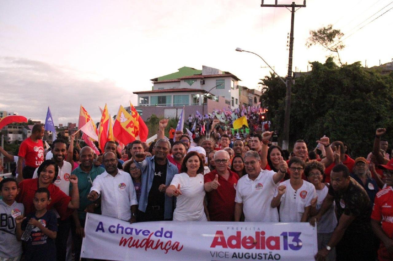 ADÉLIA PINHEIRO INAUGURA COMITÊ COM CAMINHADA EM ILHÉUS 