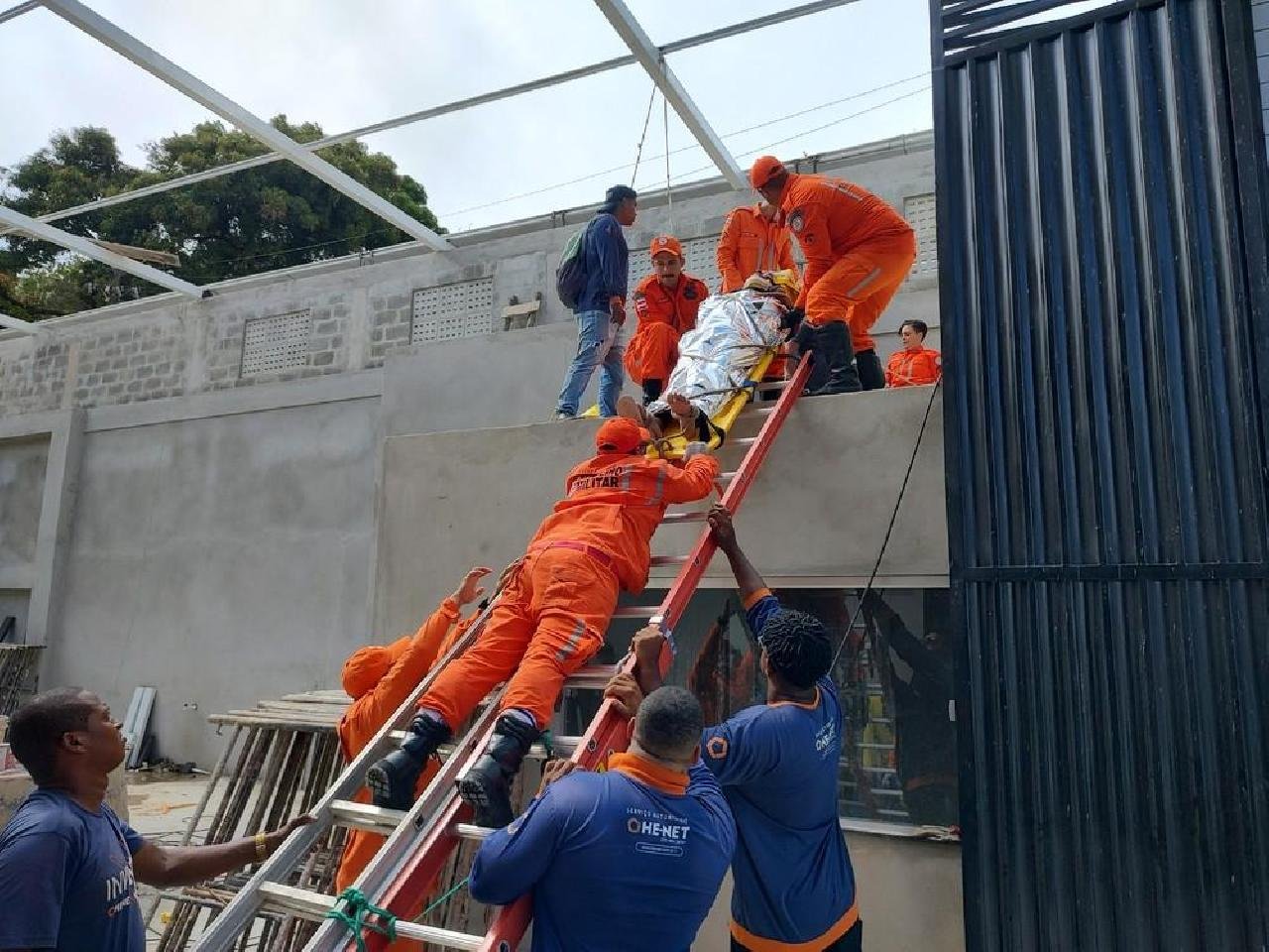 FUNCIONÁRIO DE OBRA TEM PARTE DO CORPO QUEIMADO DEPOIS DE SER ATINGINDO POR UMA DESCARGA ELÉTRICA EM ILHÉUS 