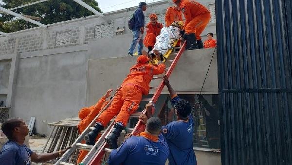 FUNCIONÁRIO DE OBRA TEM PARTE DO CORPO QUEIMADO DEPOIS DE SER ATINGINDO POR UMA DESCARGA ELÉTRICA EM ILHÉUS 