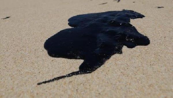 MANCHAS DE ÓLEO VOLTAM A APARECER EM PRAIAS DE SALVADOR