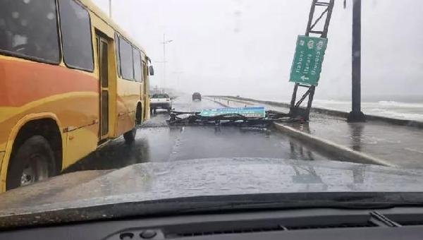 ILHÉUS: PLACA DE SINALIZAÇÃO PODE TER CAÍDO POR FALTA DE TRATAMENTO ADEQUADO 