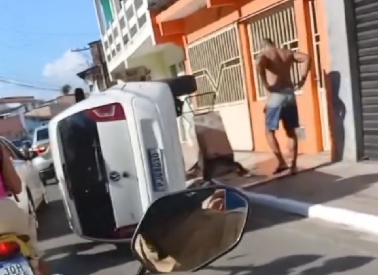 CARRO DE PASSEIO TOMBA NA AVENIDA PRINCESA ISABEL, EM ILHÉUS