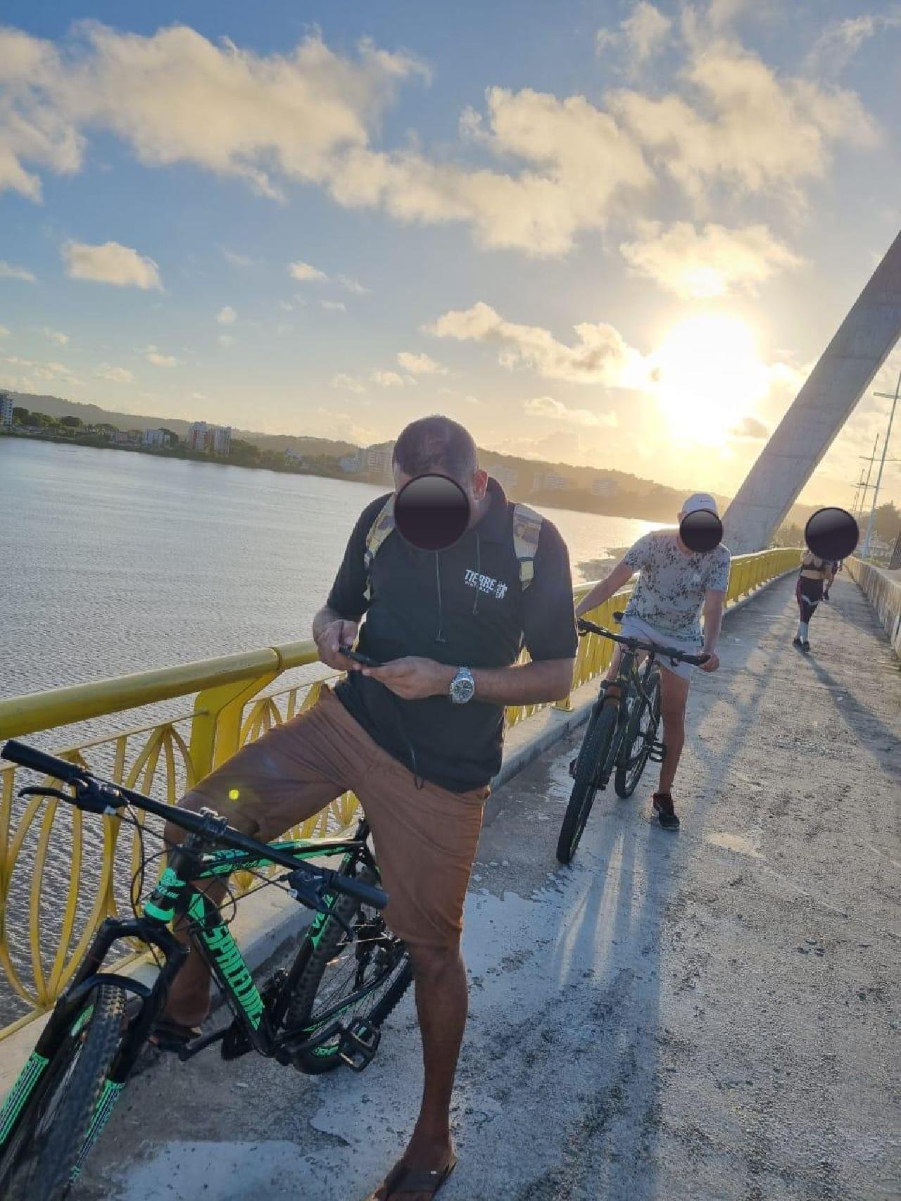 CICLISTAS UTILIZAM PISTA DE PEDESTRES NA PONTE JORGE AMADO 