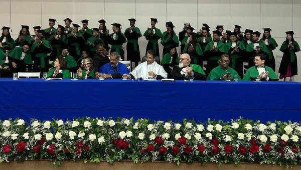 TÍTULO: UESC FORMA 39 NOVOS MÉDICOS EM SOLENIDADE MARCADA POR EMOÇÃO E HOMENAGENS