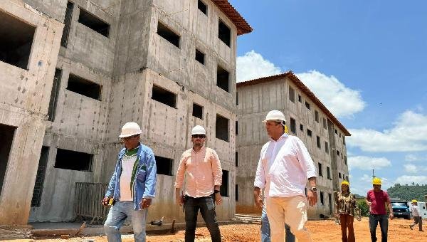 CONSTRUÇÃO DE UNIDADES HABITACIONAIS NO SALOBRINHO, EM ILHÉUS, É VISTORIADA