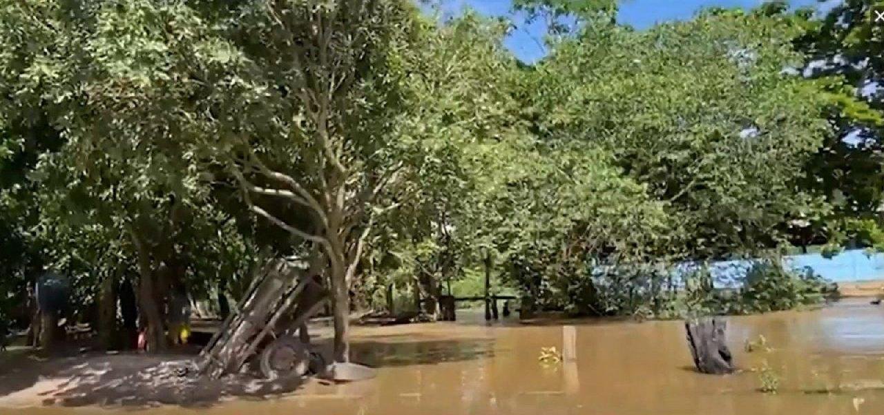 RUAS E CASAS FICAM ALAGADAS APÓS NÍVEL DE RIO SUBIR NA CIDADE DE MEDEIROS NETO 