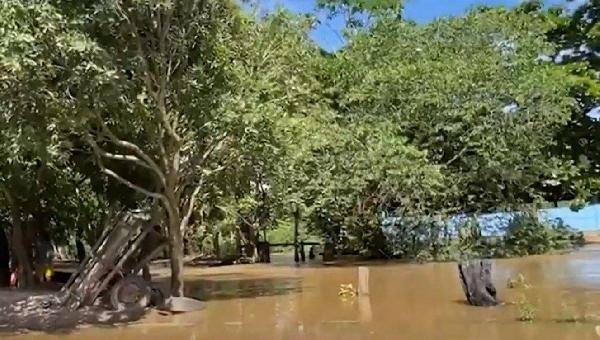 RUAS E CASAS FICAM ALAGADAS APÓS NÍVEL DE RIO SUBIR NA CIDADE DE MEDEIROS NETO 