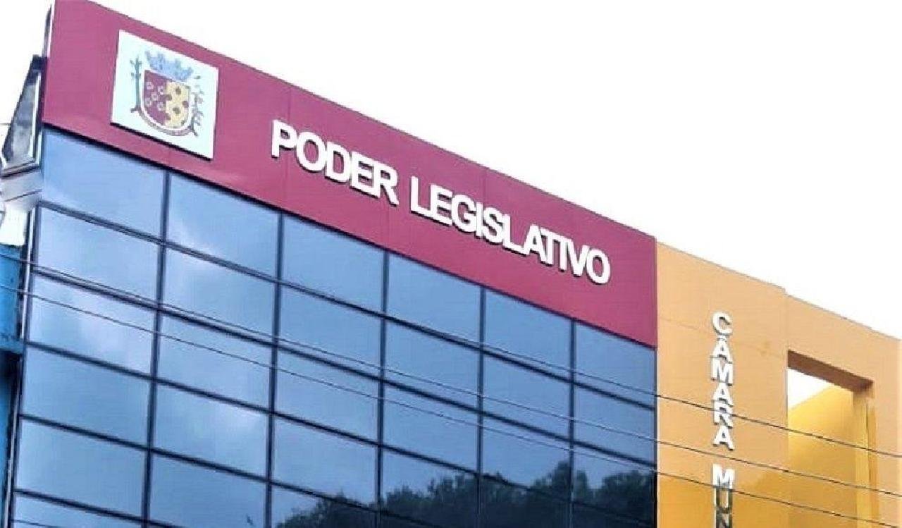 CÂMARA DE ILHÉUS PAGA 1ª PARCELA DO 13º SALÁRIO AOS SERVIDORES