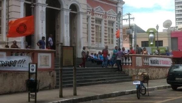 ILHÉUS: SERVIDORES DEMITIDOS OCUPAM ÁREA DO PALÁCIO PARANAGUÁ