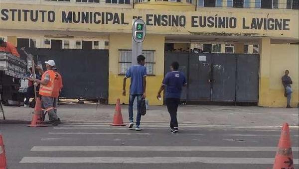 MUNICÍPIO INSTALA SEMÁFORO COM BOTOEIRA NA AVENIDA CANAVIEIRAS PARA GARANTIR SEGURANÇA NO TRÂNSITO