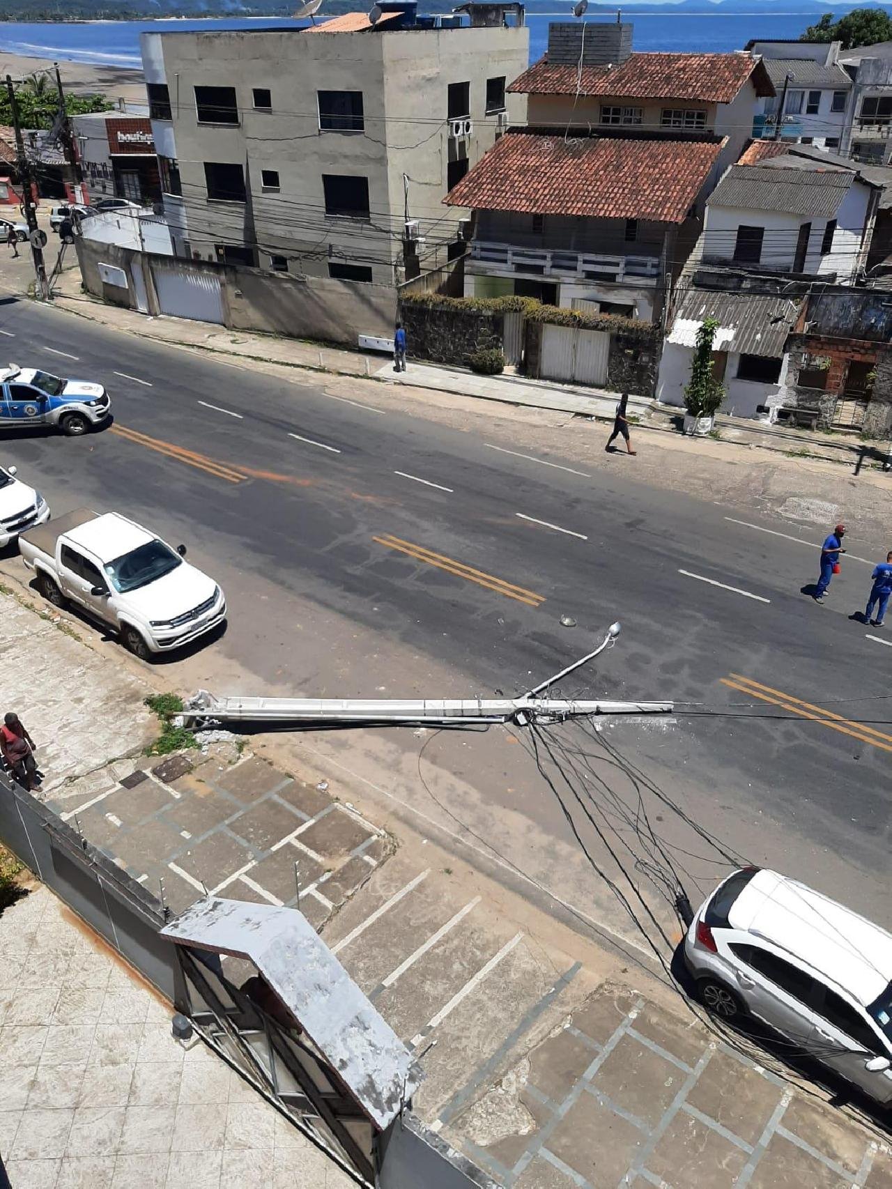 CAMINHÃO BATE EM POSTE NA AVENIDA CIDADE NOVA 