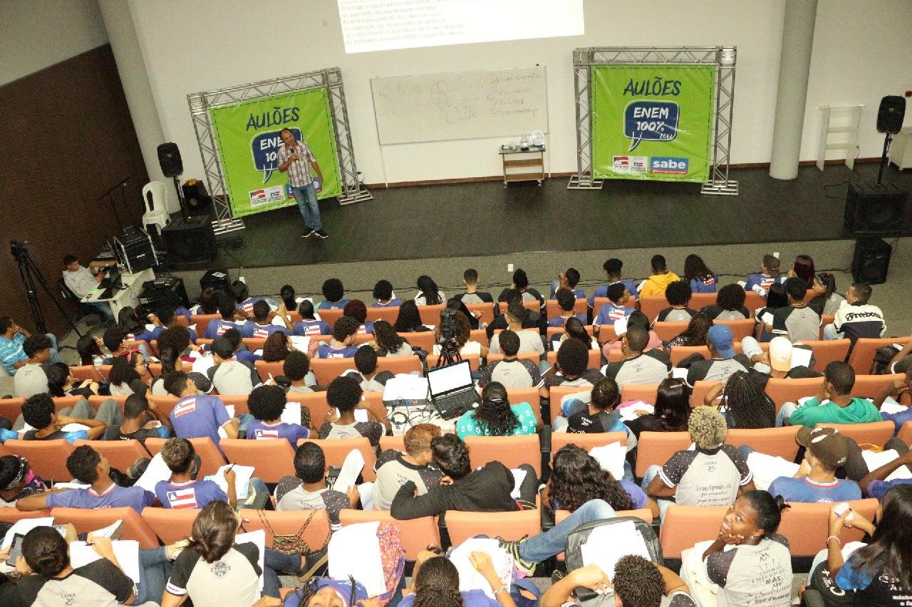 ESTUDANTES RECEBEM ORIENTAÇÕES PARA A REDAÇÃO DO ENEM