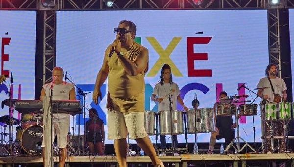 BANDA AXÉ BEACH AGITOU FILÕES NO CARNAVAL CULTURAL DE ILHÉUS E CIDADES DO SUL E EXTREMO SUL DA BAHIA