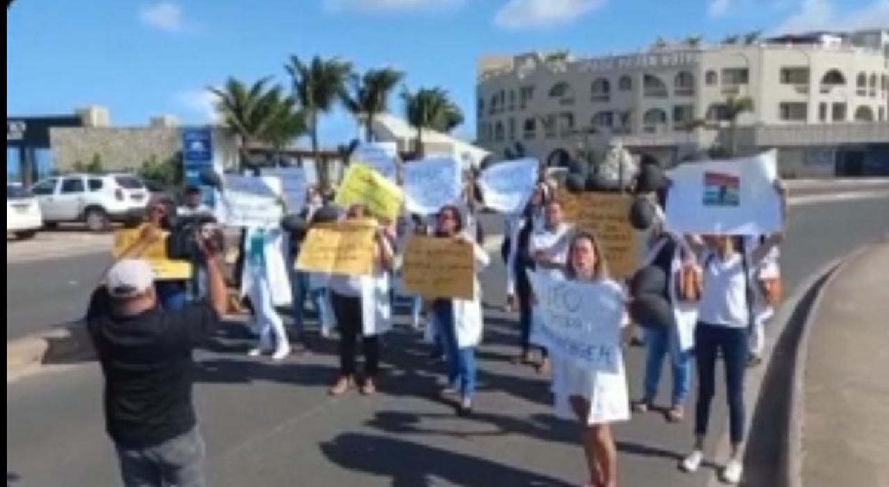 ILHÉUS: PROFISSIONAIS DE ENFERMAGEM FAZEM PROTESTO CONTRA SUSPENSÃO DA LEI DO PISO SALARIAL 