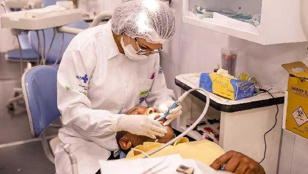 NO DIA DO DENTISTA, PREFEITURA LEVA SERVIÇOS DO ODONTOMÓVEL PARA PESCADORES E MARISQUEIROS DA BARRA