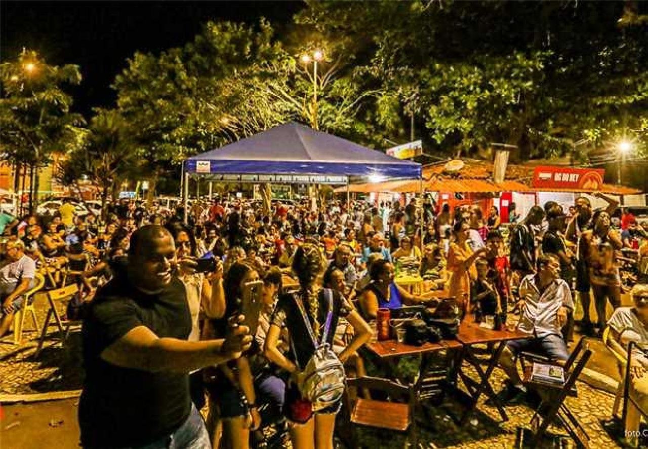 PRAÇA CASTRO ALVES ENTRA EM CLIMA DE FESTA COM MARCHINHAS DE CARNAVAL